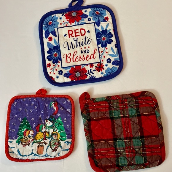 Holiday Kitchen Potholder Bundle - Christmas & 4th of July Themes, Cute, Handy - Picture 16 of 16